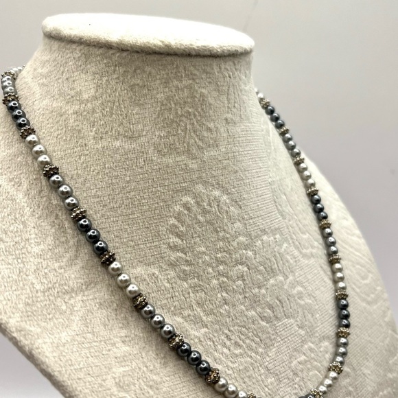 Vintage  NAPIER silver and grey glass pearl necklace 16” 2” extender. Dainty - Picture 4 of 9